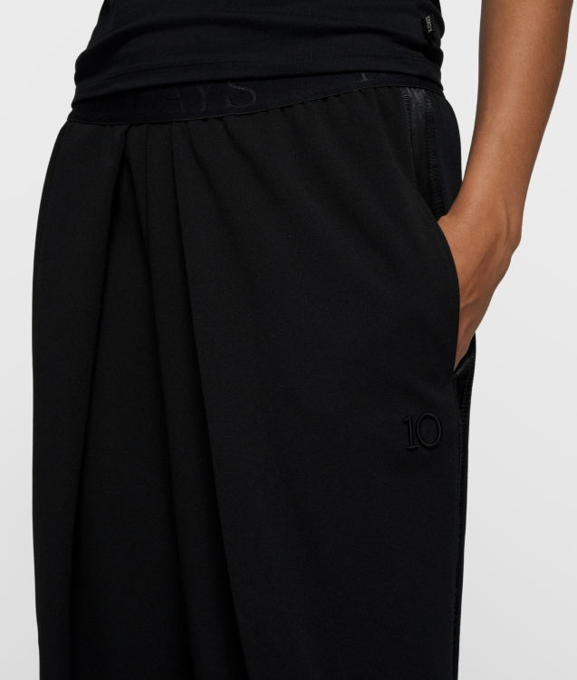 10 Days/
pleated pants